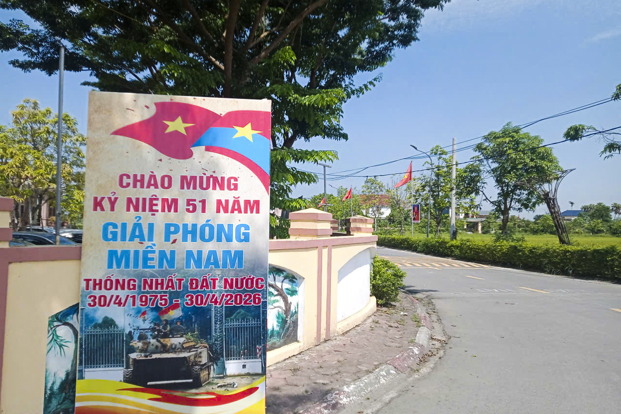 TĂNG CƯỜNG TREO CỜ TỔ QUỐC CHÀO MỪNG 30/4 VÀ 1/5 – LAN TỎA NIỀM TỰ HÀO DÂN TỘC TRÊN ĐỊA BÀN XÃ THẠCH LẠC