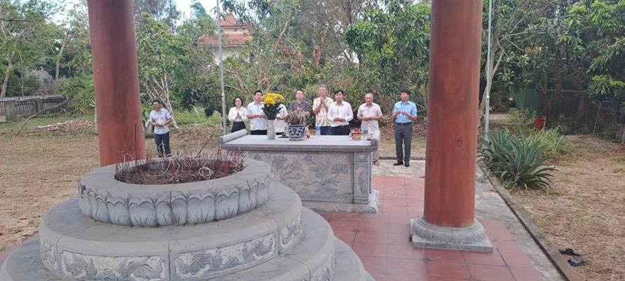 ĐOÀN LÃNH ĐẠO XÃ THẠCH LẠC DÂNG HƯƠNG DI CỐT NGƯỜI CỔ VÀ THAM QUAN DI TÍCH THẠCH LẠC