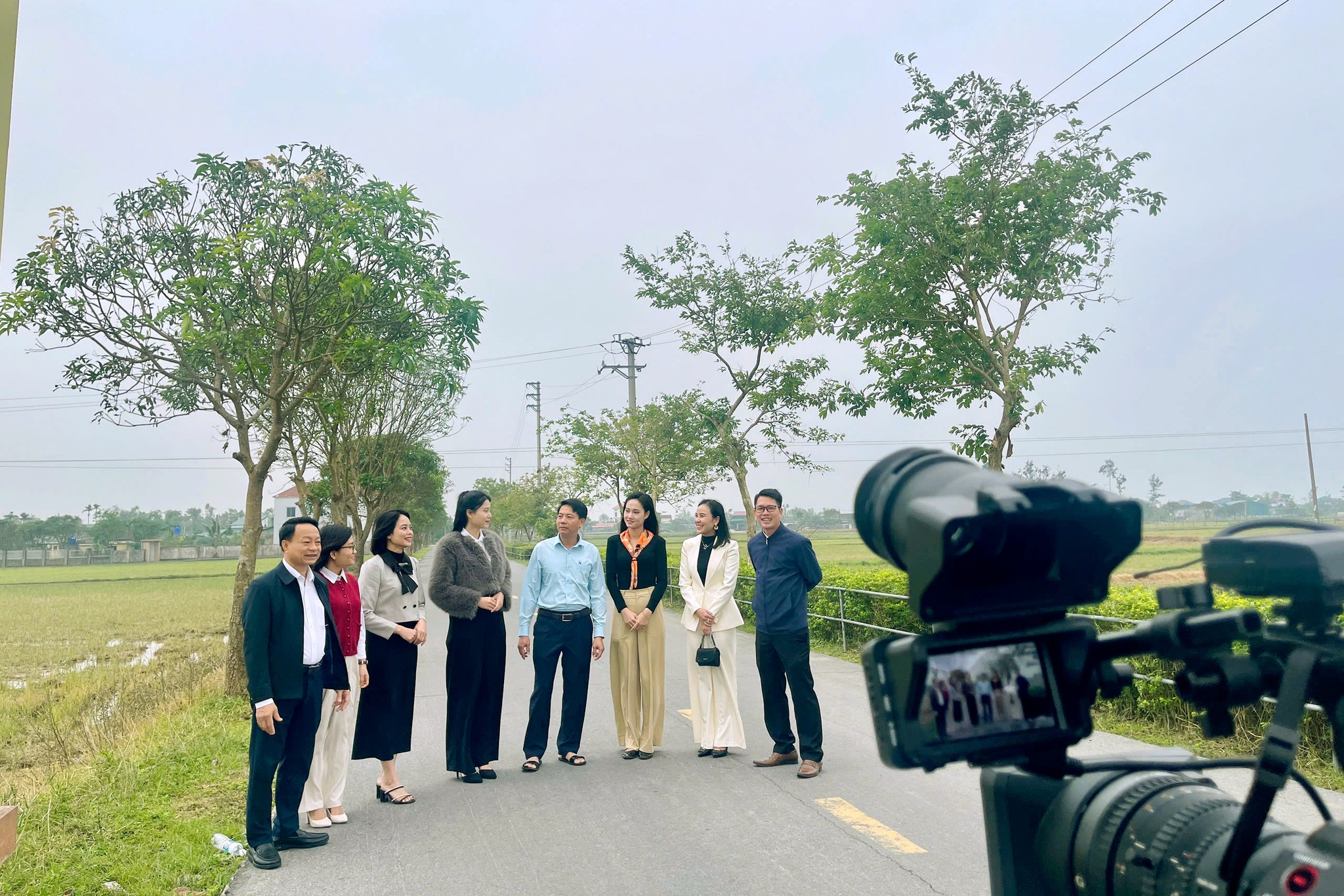 HÀNH TRÌNH “NON NƯỚC HỒNG LAM” KHÁM PHÁ VẺ ĐẸP ĐỔI MỚI Ở THẠCH LẠC