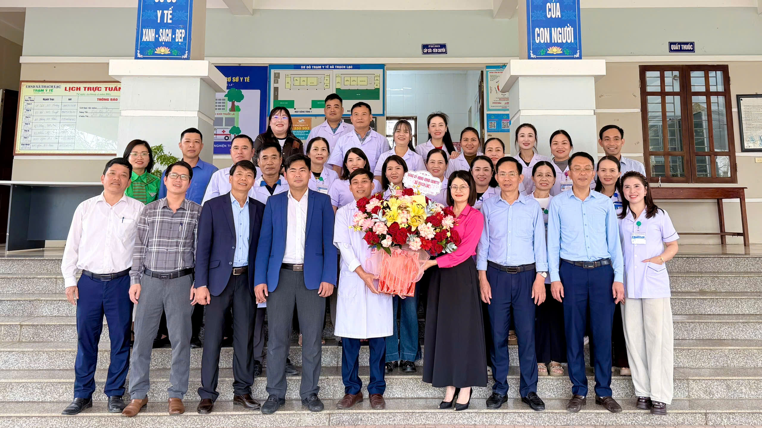 CẤP ỦY, CHÍNH QUYỀN XÃ THẠCH LẠC CHÚC MỪNG, ĐỘNG VIÊN CÁN BỘ TRẠM Y TẾ XÃ