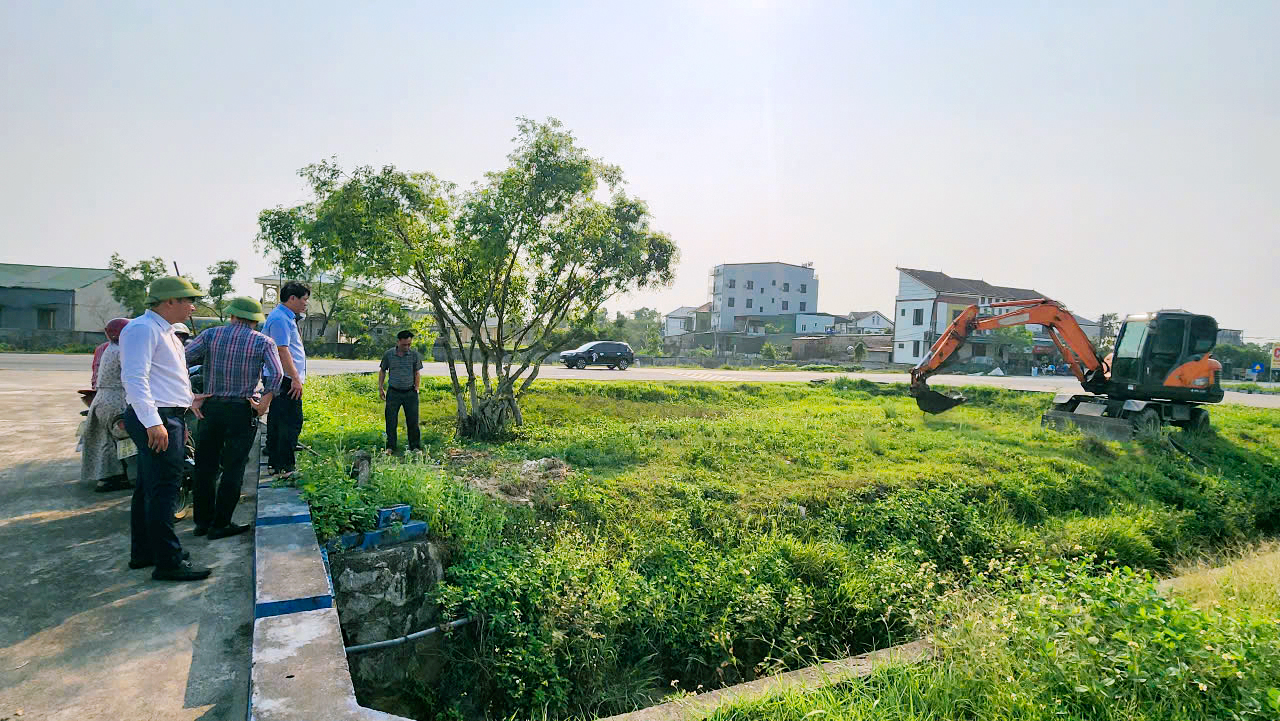  XỬ LÝ RÁC THẢI, GIỮ DÒNG KÊNH N9 THÔNG THOÁNG