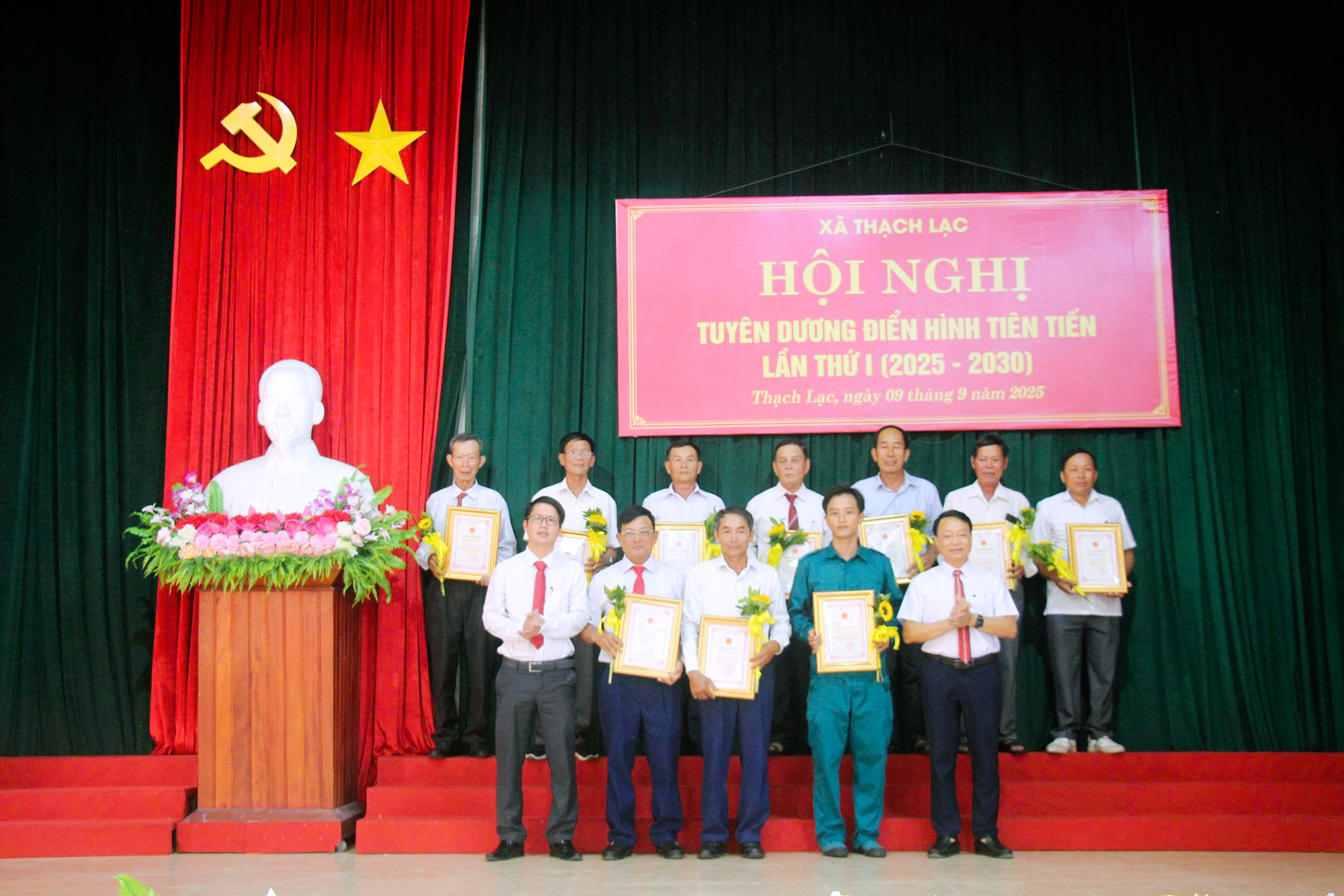 THẠCH LẠC VINH DANH 35 TẬP THỂ, CÁ NHÂN, HỘ GIA ĐÌNH ĐIỂN HÌNH TIÊN TIẾN GIAI ĐOẠN 2020 - 2025