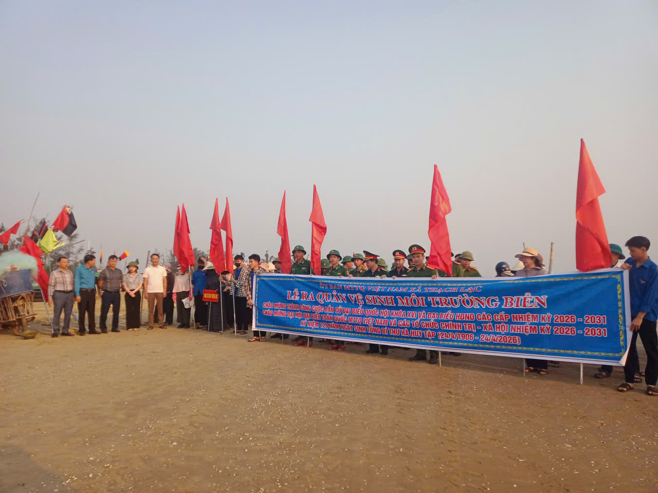 THẠCH LẠC RA QUÂN TỔNG VỆ SINH MÔI TRƯỜNG BIỂN