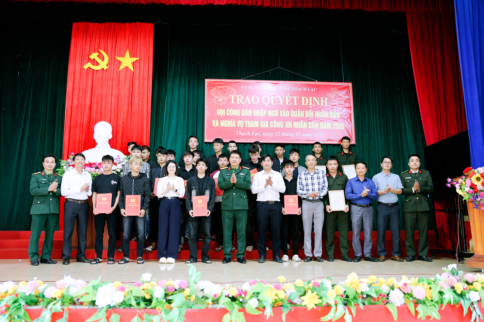 TRANG TRỌNG LỄ TRAO QUYẾT ĐỊNH GỌI CÔNG DÂN NHẬP NGŨ TẠI XÃ THẠCH LẠC 