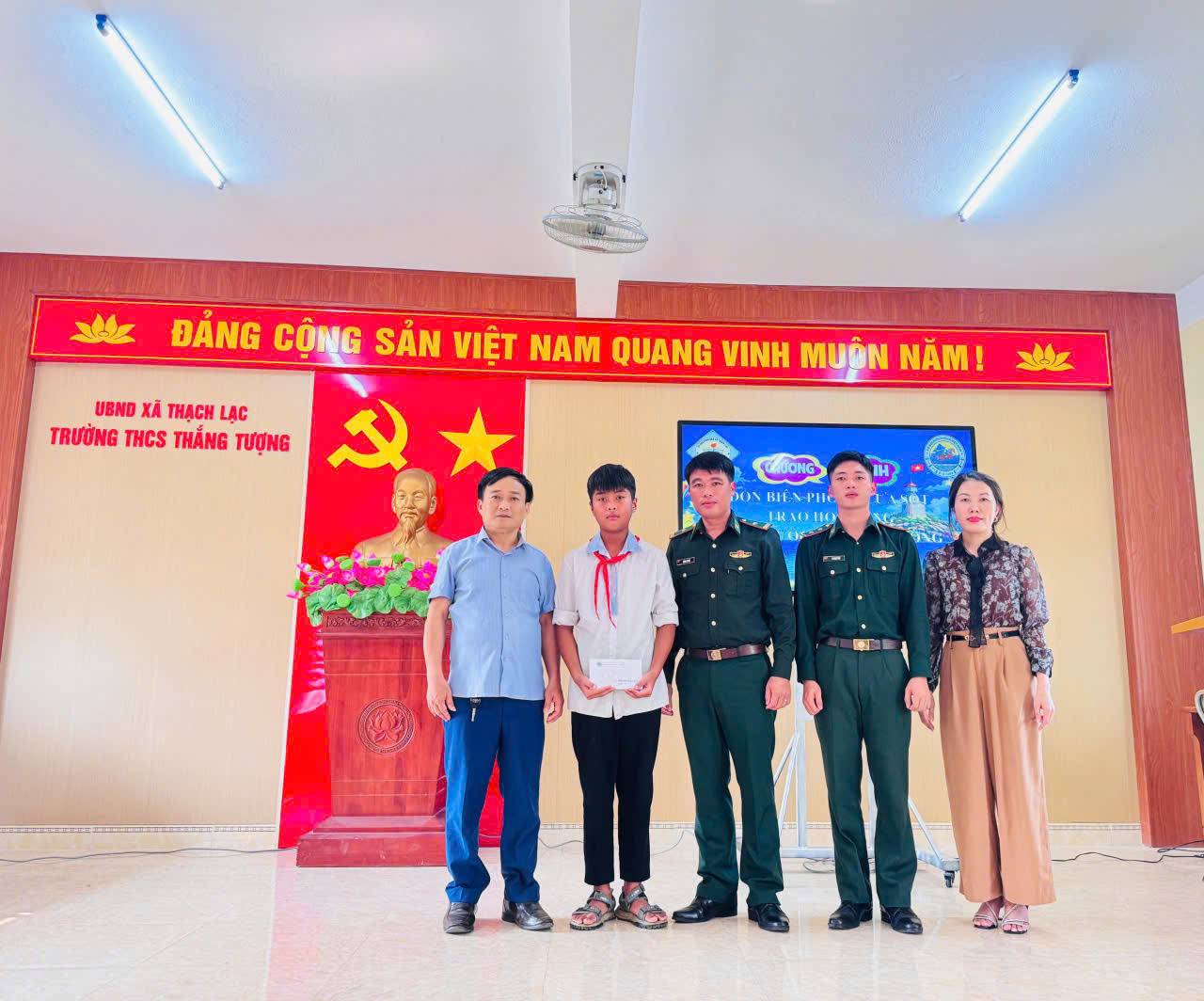 CẢM ĐỘNG TRƯỚC NGHỊ LỰC CỦA EM HỌC SINH MẤT CHA, MẸ BỎ ĐI TỪ NHỎ