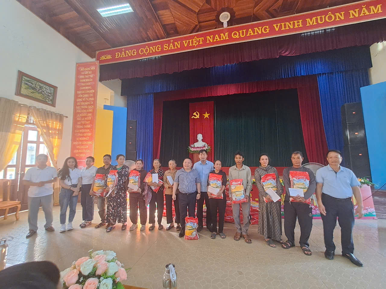 100 SUẤT QUÀ NGHĨA TÌNH TỪ CÔNG TY HÀN VIỆT (HAVICO) ĐẾN VỚI NGƯỜI DÂN THẠCH LẠC SAU BÃO