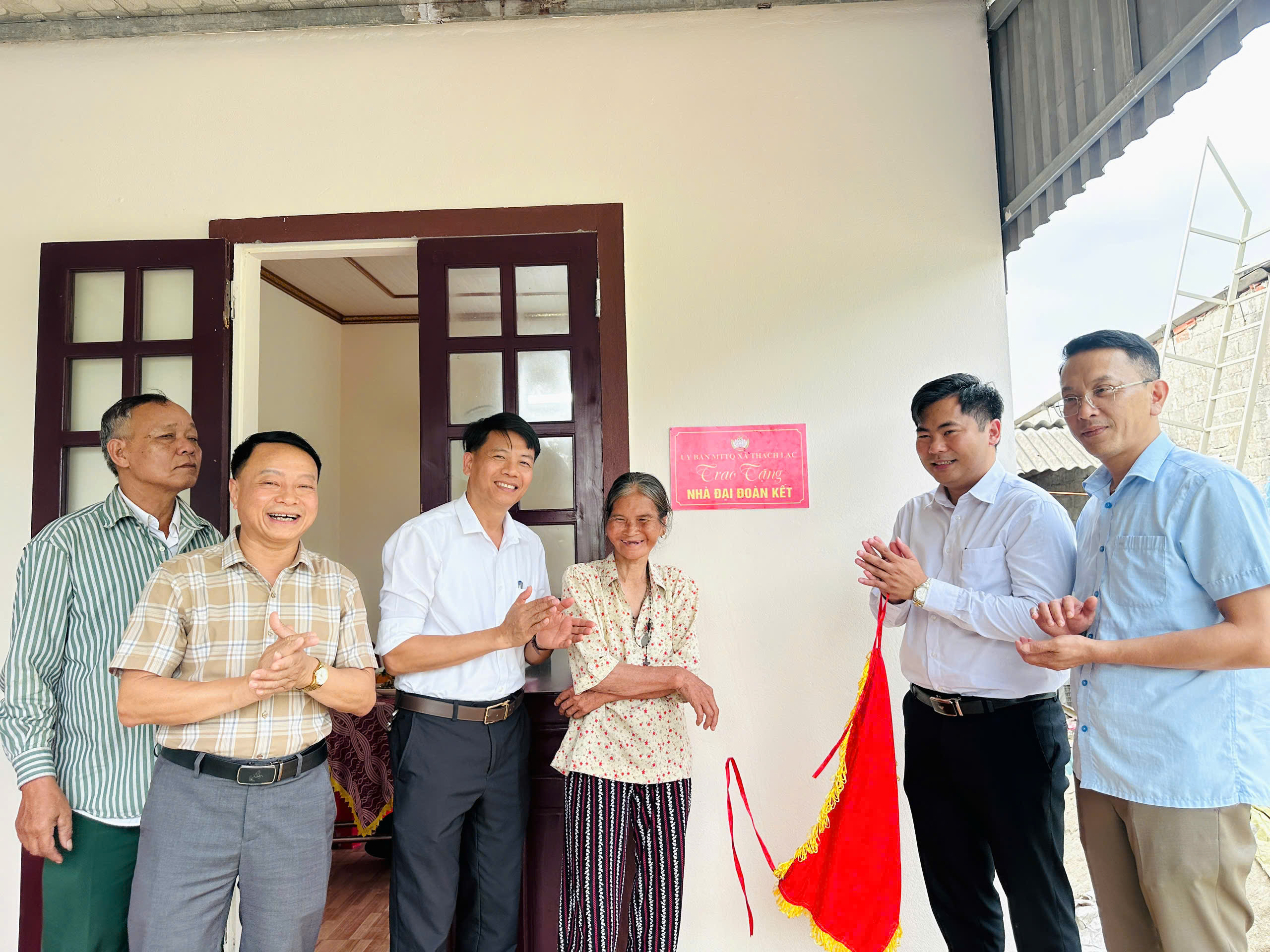 BÀN GIAO NHÀ Ở CHO HỘ NGHÈO Ở THÔN YÊN LẠC