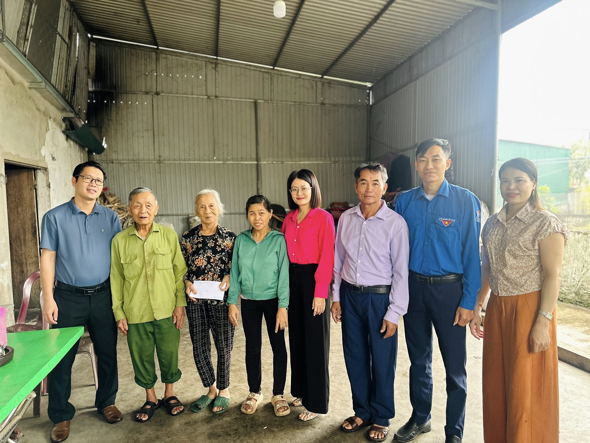 THĂM, TẶNG QUÀ NGƯỜI CÓ CÔNG NHÂN DỊP 30/4