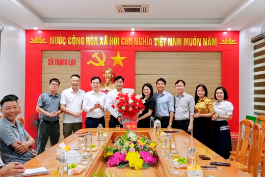 Tặng hoa chúc mừng các ngành nhân ngày truyền thống 