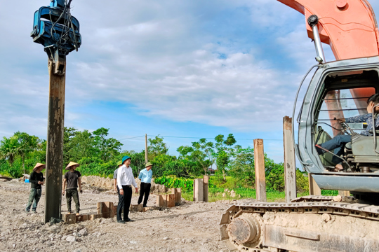 Chủ tịch UBND xã Thạch Lạc kiểm tra tiến độ các công trình xây dựng trên địa bàn