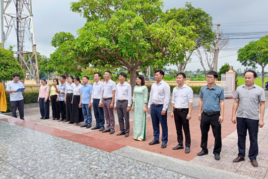 Đảng ủy – HĐND – UBND – UBMTTQ Việt Nam xã Thạch Lạc dâng hương tri ân các Anh hùng liệt sĩ 