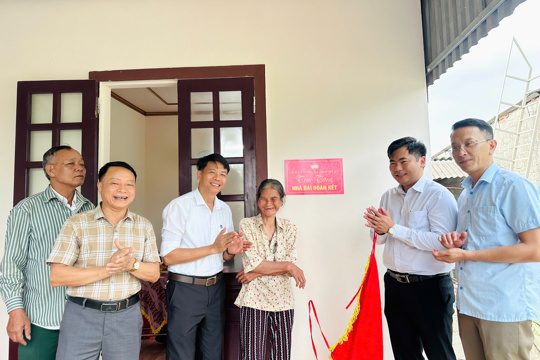 BÀN GIAO NHÀ Ở CHO HỘ NGHÈO Ở THÔN YÊN LẠC