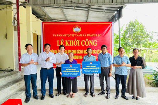 Ủy ban MTTQ xã Thạch Lạc khởi công sửa chữa nhà ở cho 02 hộ gia đình chính sách có hoàn cảnh đặc biệt khó khăn 