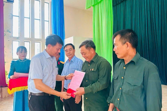 THẠCH LẠC TỔ CHỨC LỄ CÔNG BỐ CÁC QUYẾT ĐỊNH VỀ CÔNG TÁC CÁN BỘ MTTQ VÀ CÁC TỔ CHỨC CHÍNH TRỊ - XÃ HỘI SAU SẮP XẾP THÔN