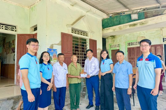 Lãnh đạo xã Thạch Lạc thăm, tặng quà các đối tượng chính sách nhân kỷ niệm 79 năm Ngày Thương binh - Liệt sĩ (27/7/1947 - 27/7/2026) 
