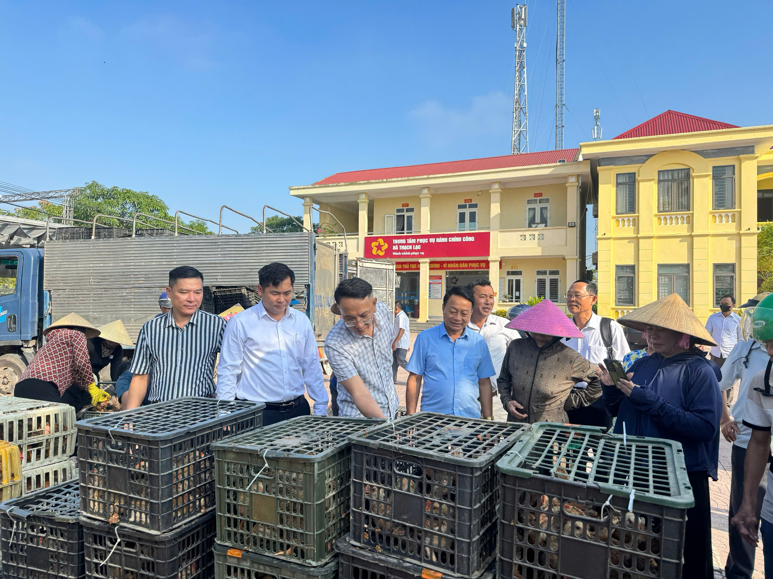 Thạch Lạc trao mô hình sinh kế cho 35 hộ nghèo, hộ cận nghèo
