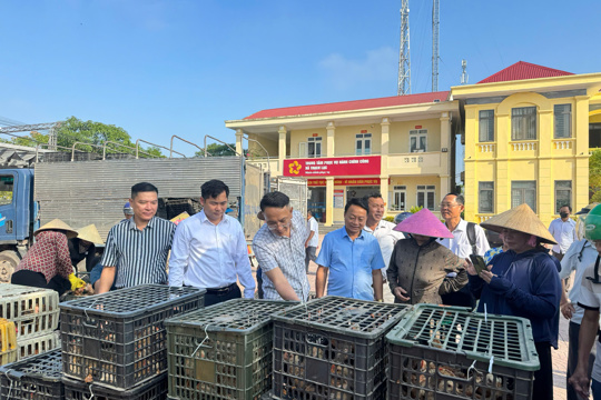 Thạch Lạc trao mô hình sinh kế cho 35 hộ nghèo, hộ cận nghèo 
