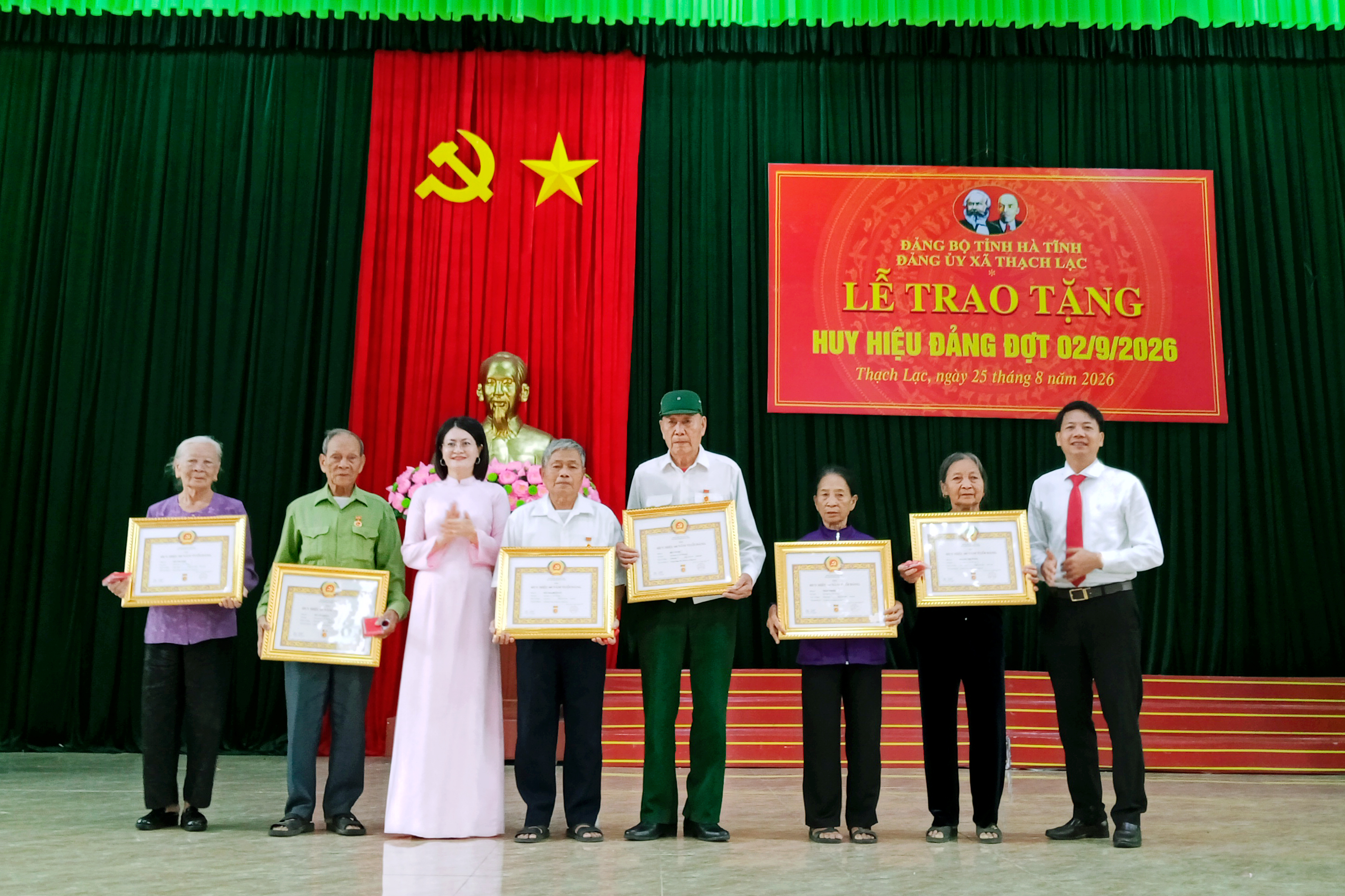 Đảng ủy xã Thạch Lạc trao Huy hiệu Đảng đợt 2/9 cho 77 đảng viên