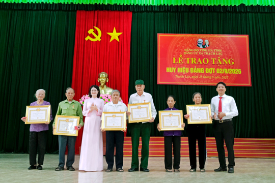 Đảng ủy xã Thạch Lạc trao Huy hiệu Đảng đợt 2/9 cho 77 đảng viên 