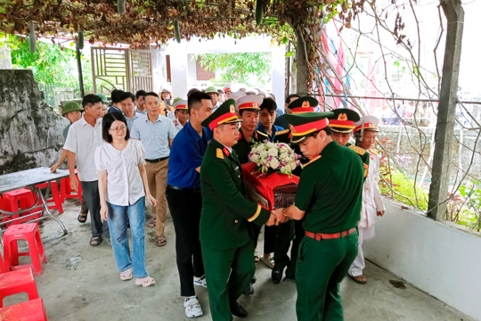 Trang nghiêm lễ đón hài cốt liệt sĩ Trần Minh Châu về với quê hương