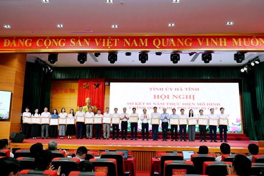 Trung tâm Phục vụ Hành chính công xã Thạch Lạc nhận Bằng khen của Chủ tịch UBND tỉnh Hà Tĩnh