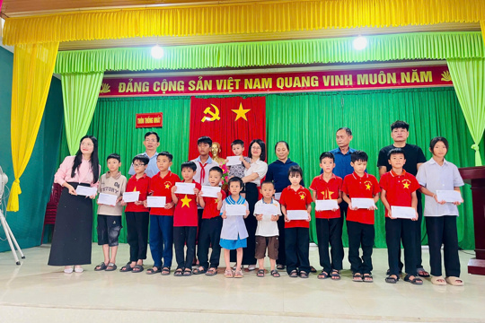 Lãnh đạo xã Thạch Lạc trao quà Trung thu cho trẻ em có hoàn cảnh khó khăn 