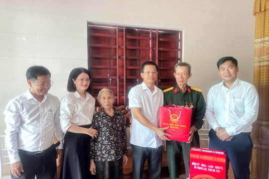 Phó Chủ tịch UBND tỉnh Nguyễn Trọng Hiếu thăm, tặng quà tại xã Thạch Lạc 