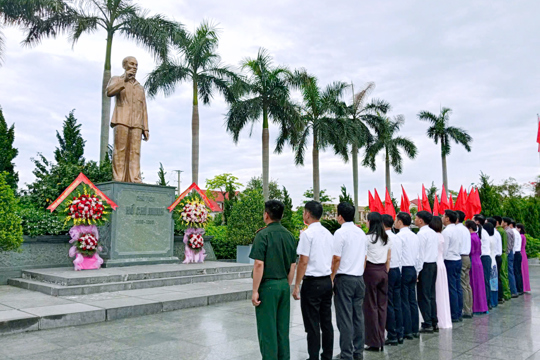 Xã Thạch Lạc dâng hương nhân kỷ niệm 136 năm Ngày sinh Chủ tịch Hồ Chí Minh
