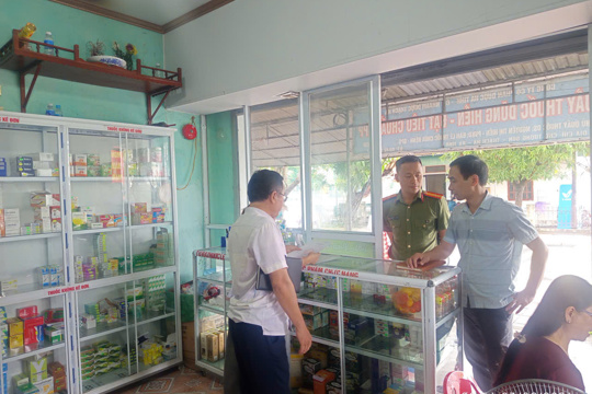Đoàn kiểm tra liên ngành xã Thạch Lạc kiểm tra các nhà thuốc trên địa bàn
