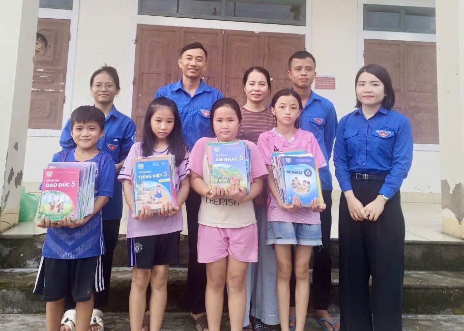 ĐOÀN XÃ THẠCH LẠC TRAO TẶNG 20 BỘ SÁCH VỞ CHO HỌC SINH CÓ HOÀN CẢNH KHÓ KHĂN 