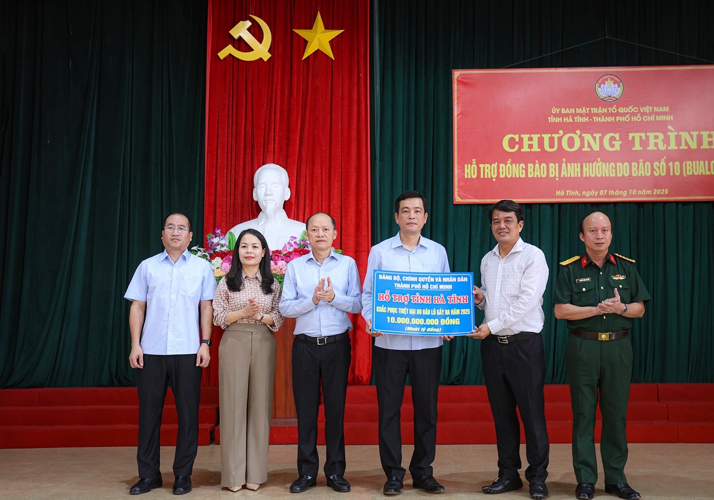 ĐOÀN CÔNG TÁC THÀNH PHỐ HỒ CHÍ MINH TRAO QUÀ CHO NGƯỜI DÂN CHỊU ẢNH HƯỞNG DO BÃO SỐ 10